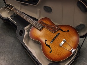 Godin　5th Avenue Cognac Burst